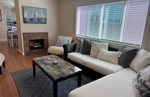 West Newport Condominio | Treasured Delight* Exclusive Patio * Clean* Upstairs Unit *4 houses to sand