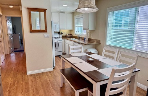 West Newport Condominio | Treasured Delight* Exclusive Patio * Clean* Upstairs Unit *4 houses to sand