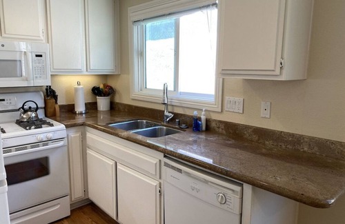 West Newport Condominio | Treasured Delight* Exclusive Patio * Clean* Upstairs Unit *4 houses to sand