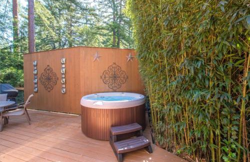 Guerneville Casa | Tree Fort! Redwoods! Hot Tub! Fire Table! Google Smart Home! Fast WiFi! Dog Friendly!
