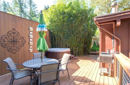 Guerneville Casa | Tree Fort! Redwoods! Hot Tub! Fire Table! Google Smart Home! Fast WiFi! Dog Friendly!