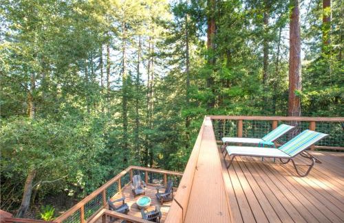 Guerneville Casa | Tree Fort! Redwoods! Hot Tub! Fire Table! Google Smart Home! Fast WiFi! Dog Friendly!