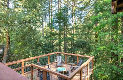 Guerneville Casa | Tree Fort! Redwoods! Hot Tub! Fire Table! Google Smart Home! Fast WiFi! Dog Friendly!