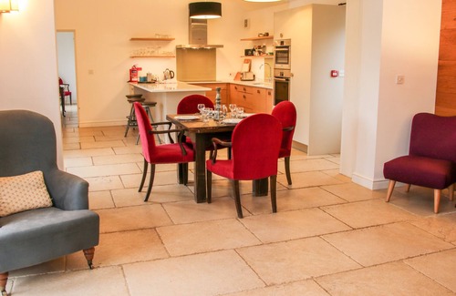Eaton Mascott Cabaña | TREE HOUSE BARN, pet friendly, with a garden in Shrewsbury