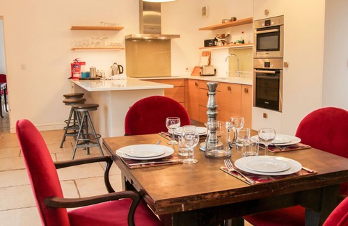Eaton Mascott Cabaña | TREE HOUSE BARN, pet friendly, with a garden in Shrewsbury