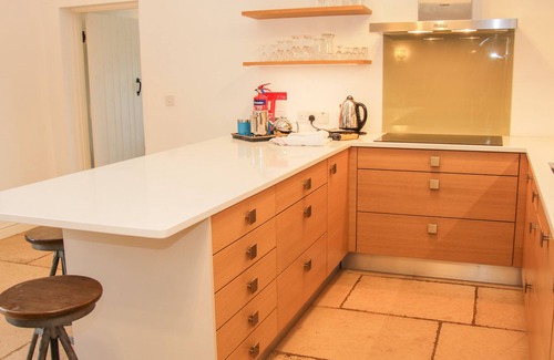 Eaton Mascott Cabaña | TREE HOUSE BARN, pet friendly, with a garden in Shrewsbury