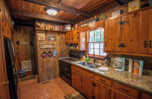 Shatley Springs Cabaña | Tree House Chalet - Hot Tub - Firepit - Gas Fireplace - Close to Shatley Springs Restaurant