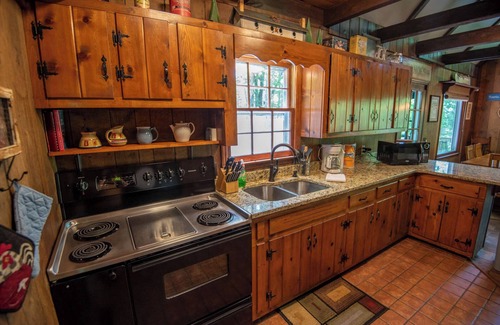 Shatley Springs Cabaña | Tree House Chalet - Hot Tub - Firepit - Gas Fireplace - Close to Shatley Springs Restaurant