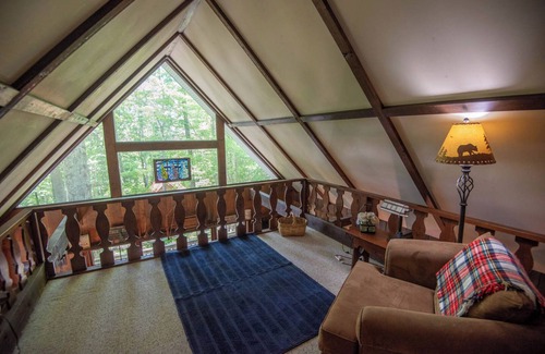 Shatley Springs Cabaña | Tree House Chalet - Hot Tub - Firepit - Gas Fireplace - Close to Shatley Springs Restaurant