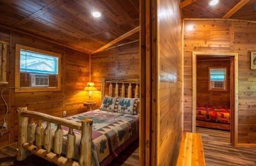 Manchester Cabina | Tree House Deluxe Cabin w/bath - Glamping with real trees growing in the center of the cabin!