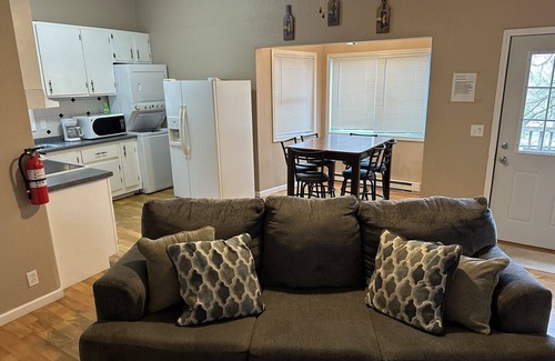 Lake Ozark Cabina | Tree house, fire pit, and walk to Bagnell Dam area.