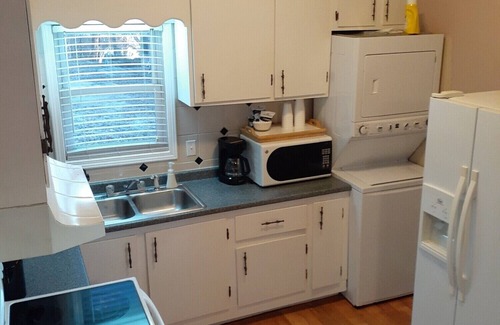 Lake Ozark Cabina | Tree house, fire pit, and walk to Bagnell Dam area.