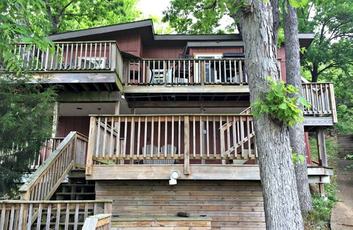 Lake Ozark Cabina | Tree house, fire pit, and walk to Bagnell Dam area.