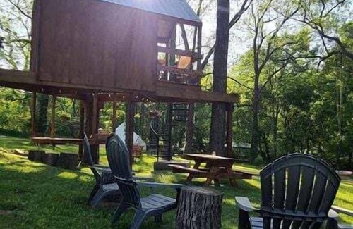 Eureka Springs Casa | Tree House Glamping Destination near the Ozarks, with River Access for Swimming and Fishing