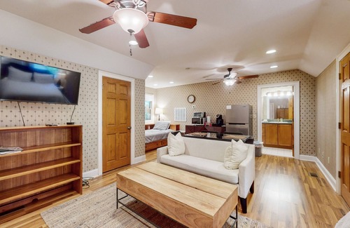 Hendersonville Apartamento | Tree House | Spacious Studio on 20 Acres | Patio & Mile-Long Trail