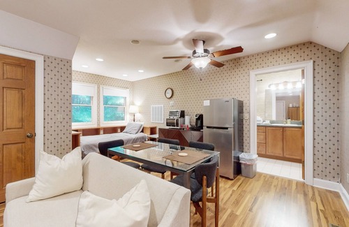 Hendersonville Apartamento | Tree House | Spacious Studio on 20 Acres | Patio & Mile-Long Trail