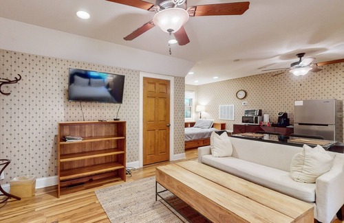 Hendersonville Apartamento | Tree House | Spacious Studio on 20 Acres | Patio & Mile-Long Trail