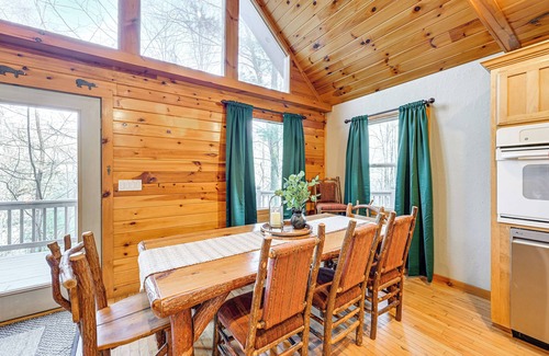 Bryson City Cabina | Tree-Lined Cabin w/ Hot Tub & Deck in Bryson City