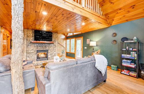 Bryson City Casa | Tree-Lined Cabin with Hot Tub and Deck in Bryson City