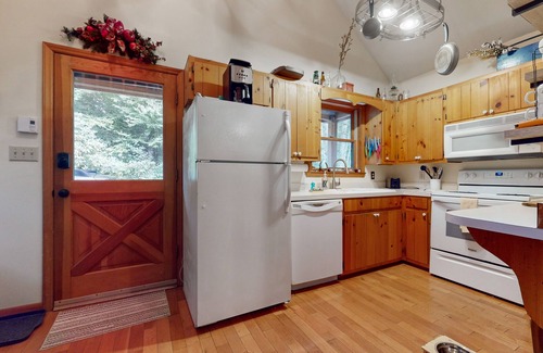 Mill Ridge Cabina | Tree-lined, dog-friendly cabin in ideal location with deck, wood stove & pool