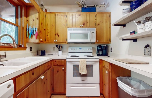 Mill Ridge Cabina | Tree-lined, dog-friendly cabin in ideal location with deck, wood stove & pool