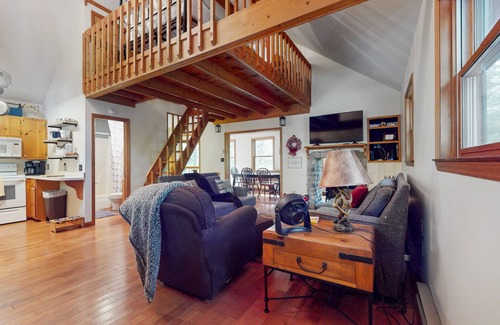 Mill Ridge Cabina | Tree-lined, dog-friendly cabin in ideal location with deck, wood stove & pool