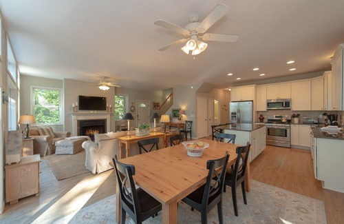 Swanton Casa | Centralmente ubicado Lake Access Home w / Hot Tub & Fire Pit!