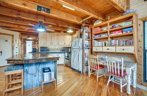 McCall Cabina | Tree-Lined McCall Cabin: Walk to Payette River!