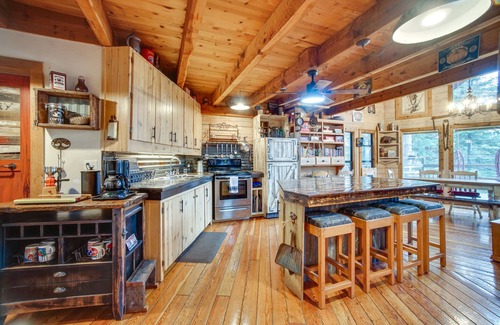 McCall Cabina | Tree-Lined McCall Cabin: Walk to Payette River!