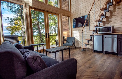 Beersheba Springs Cabina | Tree Loft 2 in the trees on a bluff in the Cumberland mountains