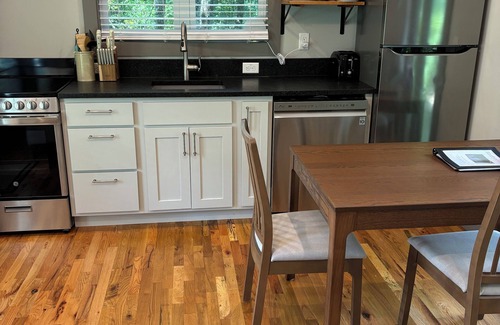 Valley Hill Casa | Tree-Top 1-Bed Cottage, 3.5 miles to Downtown Hendersonville