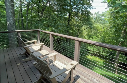 Valley Hill Casa | Tree-Top 1-Bed Cottage, 3.5 miles to Downtown Hendersonville