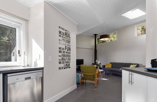 Snells Beach Casa | Tree Top Hideaway - Sandspit Holiday Home