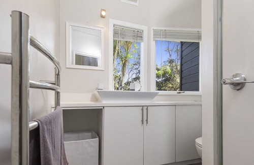 Snells Beach Casa | Tree Top Hideaway - Sandspit Holiday Home