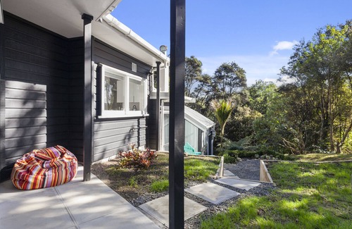 Snells Beach Casa | Tree Top Hideaway - Sandspit Holiday Home