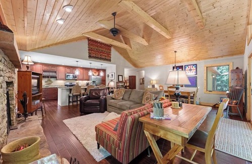 Cullowhee Casa | Tree Top Mountain Lodge near Lake Glenville!