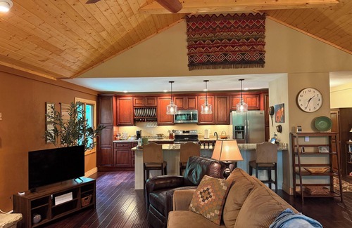 Cullowhee Casa | Tree Top Mountain Lodge near Lake Glenville!