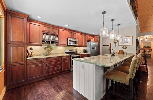 Cullowhee Casa | Tree Top Mountain Lodge near Lake Glenville!