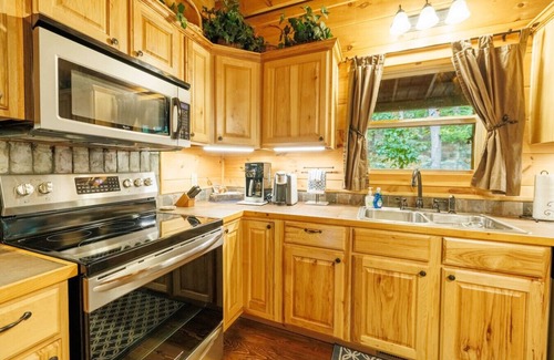 Mentone Cabina | Tree Top Retreat! Hot Tub l 3mi to Desoto Falls