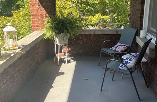 Oak Park Casa | Tree Top View 3-bedrm Oak Park comfortable, quiet, convenient