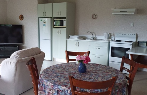 New Plymouth Casa | Tree Tops Apartment opposite Pukekura Park
