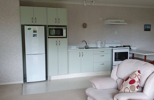 New Plymouth Casa | Tree Tops Apartment opposite Pukekura Park