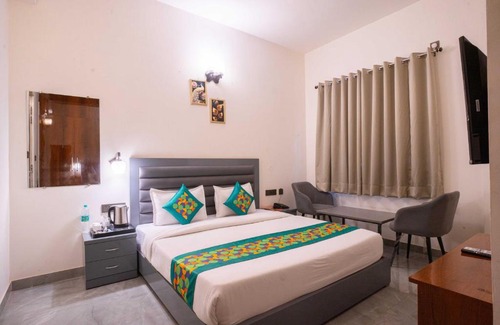 Noida Hotel | Treebo Royal Grand, Sector 71