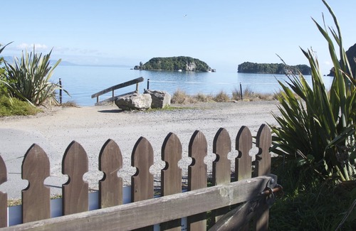 Tata Beach Cabaña | Treed - Golden Bay Bach (Playa Tata)
