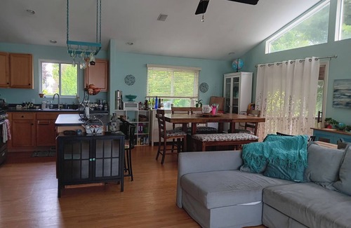 Narragansett Apartamento | TreeFort, ZipLine, Kayaks, Beach6min drive, Vaulted Ceilings, ScreenPorch & Deck