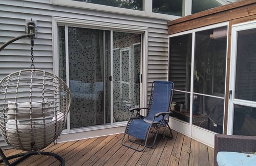 Narragansett Apartamento | TreeFort, ZipLine, Kayaks, Beach6min drive, Vaulted Ceilings, ScreenPorch & Deck