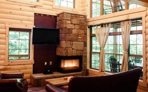 Millersburg Casa | Treehouse #1 by Amish Country Lodging