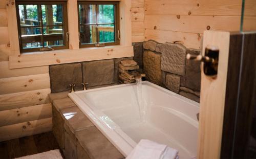 Millersburg Casa | Treehouse #1 by Amish Country Lodging
