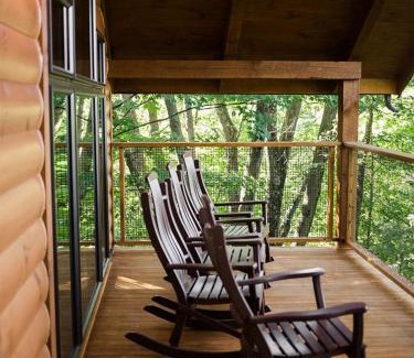 Millersburg Casa | Treehouse #1 by Amish Country Lodging