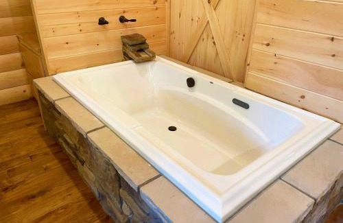 Millersburg Casa | Treehouse #7 by Amish Country Lodging